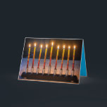 Cartão Feliz Hanukkah Menorah Miracle Card<br><div class="desc">Este cartão de Chanucá para o Festival das Luzes mostra uma foto original de um menorah com 8 velas queimadas na frente, uma saudação personalizável no dentro e a oração foneticamente soletrada no verso.</div>