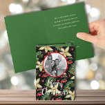 Cartão Feliz Natal Poinsettias Folheou Foto de Férias<br><div class="desc">Sua foto favorita em um fundo de poinsettias brancas,  folhas e bagas em preto são apresentadas nesses cartões de saudação de Natal dobrados. *DICA: Corte sua foto em um quadrado antes de carregar para obter o melhor posicionamento. CORRESPONDENDO a itens na nossa loja.</div>