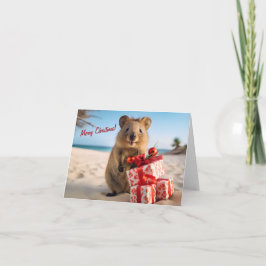 Cartão Feliz Natal Quokka na Praia com Presentes