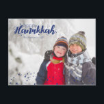 Cartão felizes da foto das bolhas da neve de<br><div class="desc">Os cartão felizes à moda e bonitos da foto do feriado das bolhas da neve de Hanukkah são perfeitos para todos seus amigos e família esta época natalícia. Personalize o texto com seu nome de família e o ano e troque para fora a imagem para uma foto de seus miúdos,...</div>