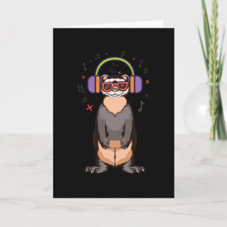 Cartão Ferret ouvindo música sobre fones de ouvido