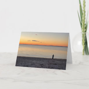 Cartão Figura Solitária em Pé na Praia do Oceano Foto