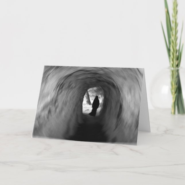 Cartão Figura sombreada em um túnel de rotação longo (Frente)