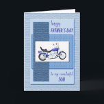 Cartão Filho, Dia de os pais de moto<br><div class="desc">Um ciclo de motor azul sobre um fundo azul-abstrato. A frente diz "Feliz dia de os pais ao meu filho maravilhoso". Um cartão de excelente para um filho que é um entusiasta da moto. As texturas na parte frontal desta placa são impressas.</div>