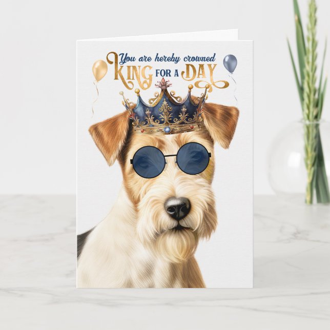 Cartão Fio Fox Terrier King para o dia feliz aniversário (Frente)