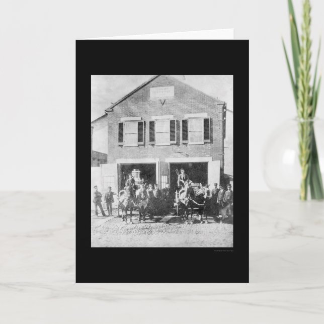 Cartão Firemen and Equipment in Front of Firehouse 1912 (Frente)