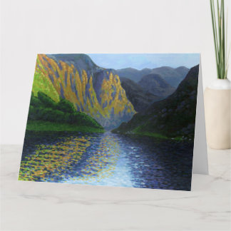 Cartão Fjord norueguês se aproximando do pôr do sol