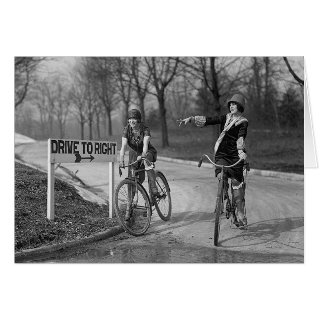 Cartão Flapper Girls Riding Bicicletes, 1925 (Frente Horizontal)