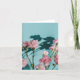 Cartão Flores de cravo rosa sonhador sobre fundo azul