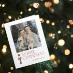 Cartão Foto da Família Feliz de Natal do Moderno Nutcrack<br><div class="desc">Celebre a temporada de festas com o moderno Nutcracker Feliz Cartão de Tipografia de Natal! Esta carta impressionante apresenta um belo quebra-cabeça de aquarela em um pano de fundo da tipografia festiva em uma rica matiz. Personalize sua foto de família e seu nome de família para tornar seu cartão realmente...</div>