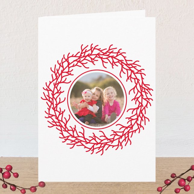 Cartão Foto da Terra Escandinava - Natal Vermelho e Branc (Scandinavian wreath personalized photo red and white Christmas or Holiday card)