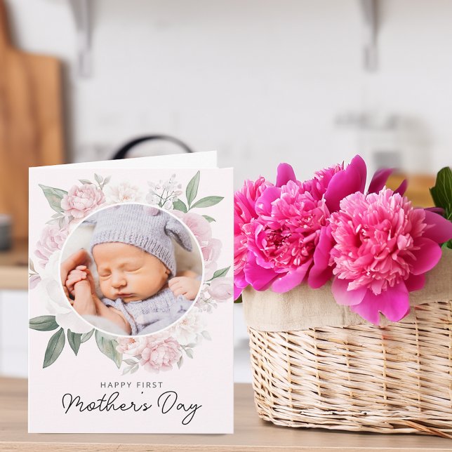 Cartão Foto de flores de peônia do primeiro dia das mães (Your First Mother's Day Peony Flowers Photo Card)