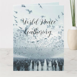 Cartão foto de pombo da paz na multidão da praia