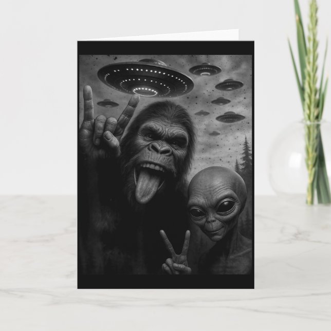 Cartão Foto engraçada de Bigfoot com Sasquatch alienígena (Frente)