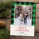 Cartão Foto Personalizada da Família Festiva Natal Verde<br><div class="desc">Um modelo de cartão de Natal tradicional, pronto para você personalizar com seu próprio texto e foto. Este design festivo, mostra um padrão de Xadrez de Buffalo verificado em volta da sua fotografia, e um dentro de ilustração Scottie Dog estilo vintage. Este é um modelo editável, para que você possa...</div>