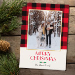 Cartão Foto Personalizada Da Família Festiva Vermelha Nat<br><div class="desc">Um modelo de cartão de Natal tradicional, pronto para você personalizar com seu próprio texto e foto. Este design festivo, mostra um padrão de Xadrez de Buffalo verificado em volta da sua fotografia, e um dentro de ilustração Scottie Dog estilo vintage. Este é um modelo editável, para que você possa...</div>