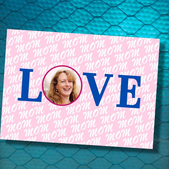 Cartão Foto personalizada Mamãe Mãe moderna elegante rosa (The background text template can fit 2 or 3 upper case letters, maybe 1 or 2 more with lower cases.)