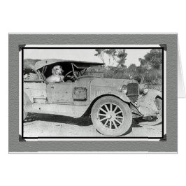 Cartão Foto preta e branca do carro velho.Dachshund dirig