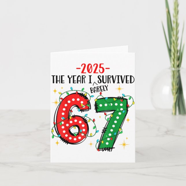 Cartão Funny 2025 The Year I Survived Barely 67 Christmas (Frente)