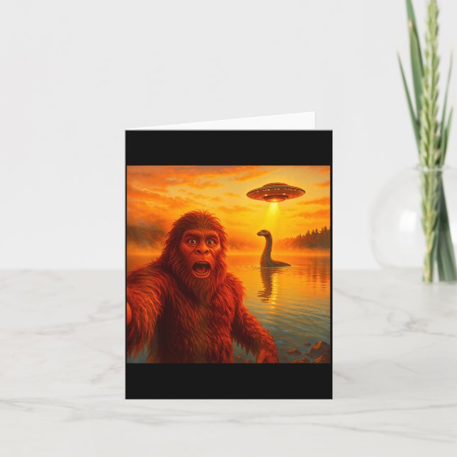 Cartão Funny Bigfoot Selfie With Loch Ness Monster And Uf (Frente)