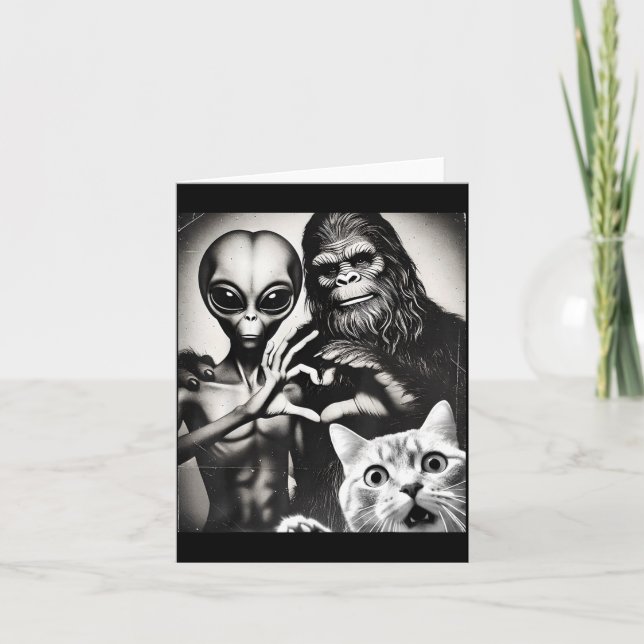 Cartão Funny Cat Selfie With Romantic Bigfoot In Love Wit (Frente)