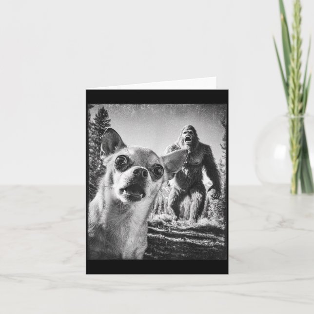 Cartão Funny Chihuahua Selfie With Bigfoot Sasquatch Cryp (Frente)
