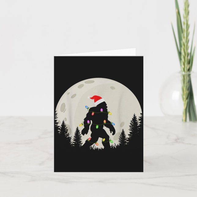 Cartão Funny Christmas Bigfoot Santa Hat Moon Sasquatch K (Frente)
