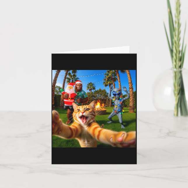Cartão Funny Christmas Cat Selfie With Bigfoot &amp; Alie (Frente)