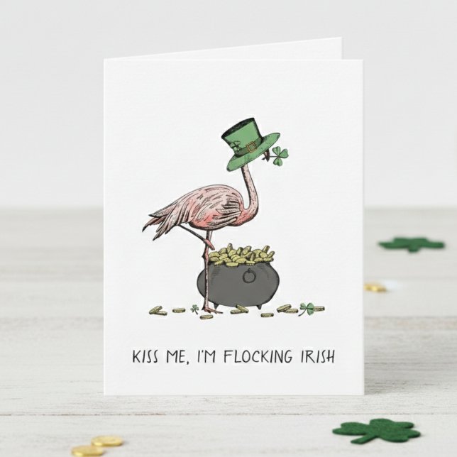 Cartão Funny Flamingo St Patrick’s Day Card (Lucky Kiss Me I'm Irish Funny St Patrick's Day Cards. Pink Flamingo, Green Clover, Leprechaun Hat)