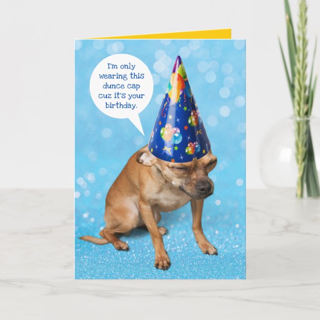 Cartão Funny Grimacing Chihuahua Birthday Boné Dunce (Frente)