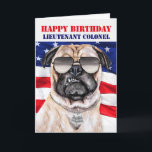 Cartão Funny Pug Dog Tenente-Coronel Birthday<br><div class="desc">Este cão engraçado em óculos de sol e crachás de cão,  quando combinado com um sentimento de aniversário humorístico; e a bandeira da nossa nação,  é o cartão de aniversário perfeito para o tenente-coronel na sua vida.</div>