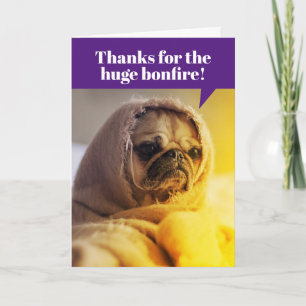 Cartão Funny Pug Wrapped In Blanket Bonfire Birthday Cake