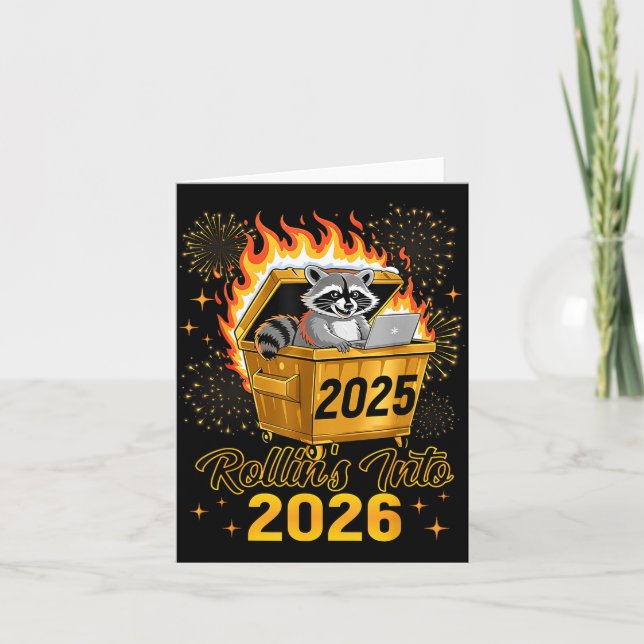 Cartão Funny Raccoon Rollin's Into 2026 New Year Matching (Frente)