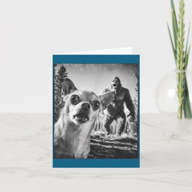 Cartão Funny Selfie Cryptid Chihuahua Humor Sasquatch Big (Frente)