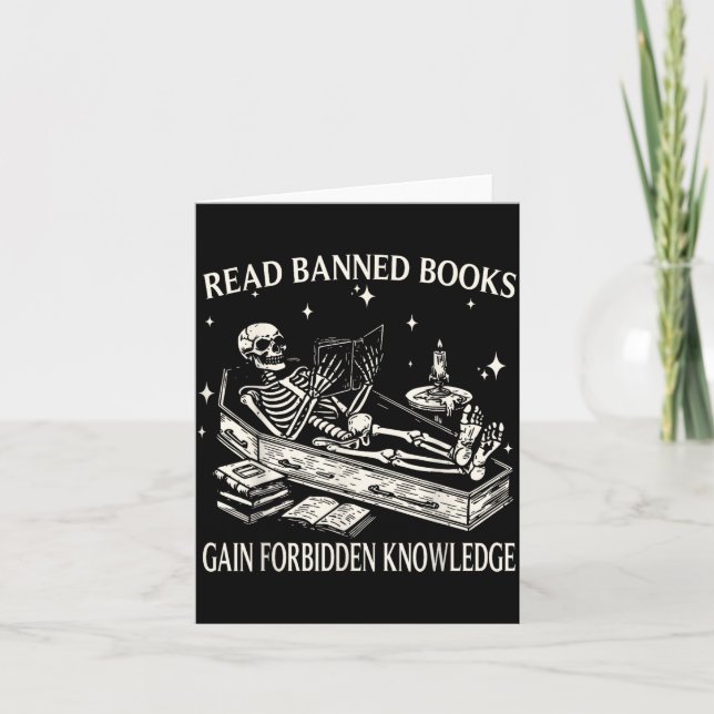 Cartão Funny Skeleton Read Banned Books Gain Forbidden Kn (Frente)