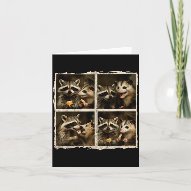 Cartão Funny Ssum And Raccoon Photobooth Selfie Trash Fer (Frente)