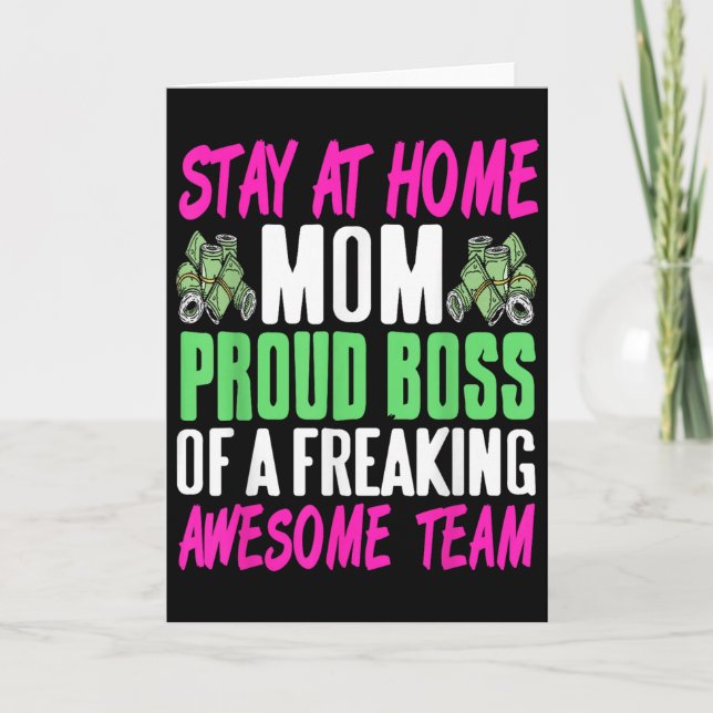 Cartão Funny Stay At Home Mom Boss Proud Of Awesome Famil (Frente)