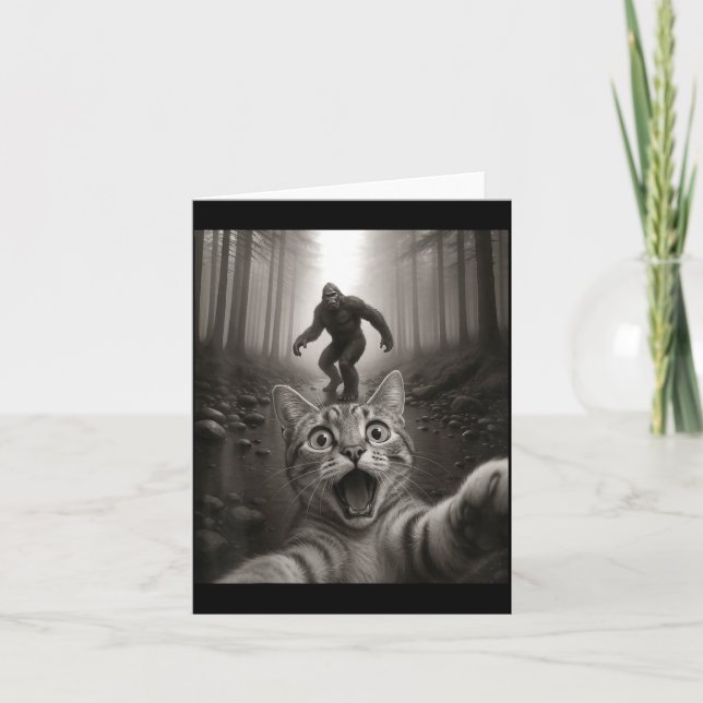 Cartão Funny Surprised Ed Cat Selfie With Bigfoot Sasquat (Frente)