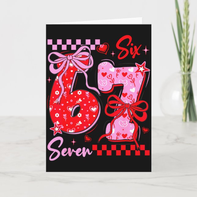 Cartão Funny Valentine’s Day 67 Meme 6 7 Valentine Bow He (Frente)