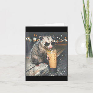 Cartão Gambá bebendo café gelado meme engraçado de animal