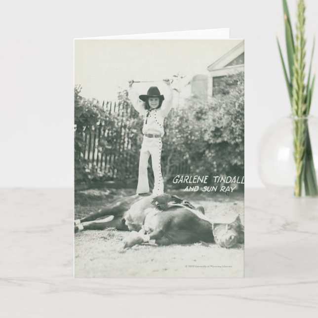 Cartão Garlene Tindall standing on a trick horse. (Frente)