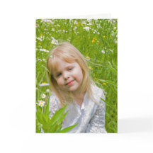 Garota em Daisy Field pensando em você