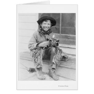 Cartão Garoto vestido como cowboy com brinquedos