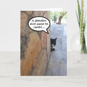 CARTÃO GATO DETETIVE ATRÁS DA PAREDE DE PEDRA