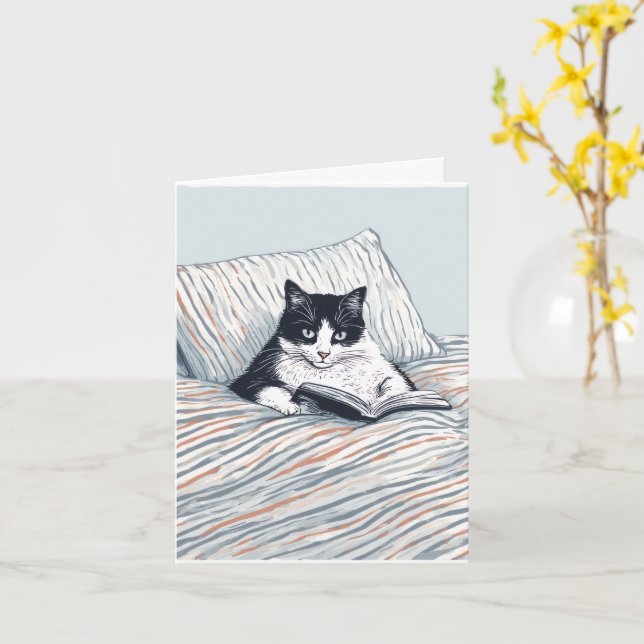 Cartão gato lendo na cama (Flor Amarela)