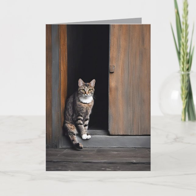 Cartão Gato Tabby de Aniversário na Porta do Celeiro (Frente)