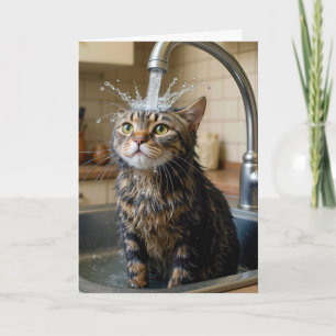 Cartão Gato Tabby de Aniversário Sob uma Torneira da Cozi