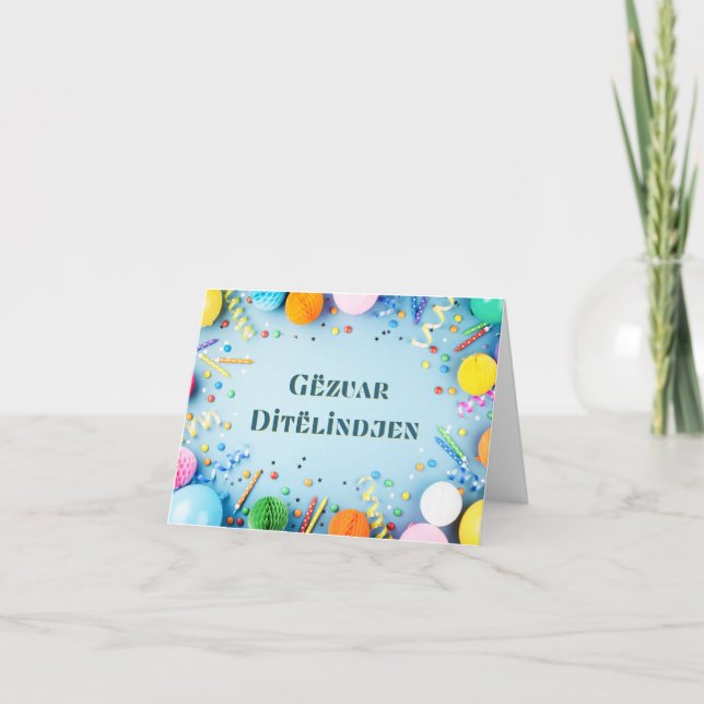 Cartão Gëzuar Ditëlindjen, aniversário albanês (Frente)