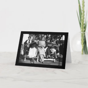 Cartão Girls Knitting in Albania 1923
