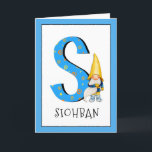 Cartão Gnomo Kids - Letra S Nome e Idade Aniversário Saud<br><div class="desc">Para alterar a cor da borda, clique em "personalizar". Quando você adiciona o nome e a idade de uma aniversariante ou garoto ao nosso cartão de monograma, você está criando uma saudação de aniversário de uma criança especialmente feita. Colocar ao lado da grande letra azul com estrelas e espirais amarelas...</div>